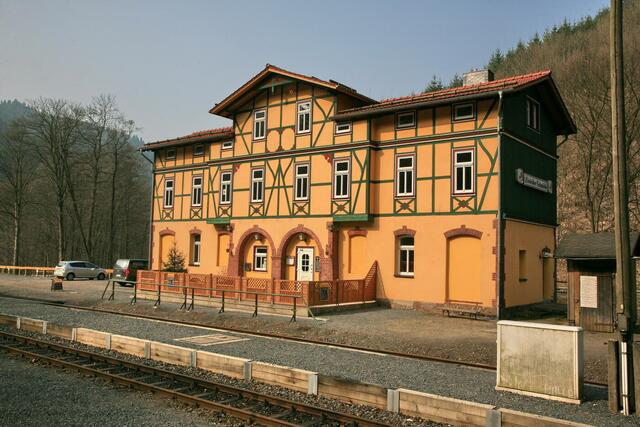 Bhf. Eisfelder Talmühle 2009. Eines der sehr seltenen Beispiele, wo ein Bahnhof mal schön hergerichtet, anstatt stillgelegt worden ist!