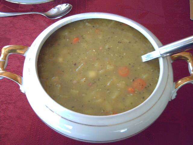 Es ist reichlich Suppe da.