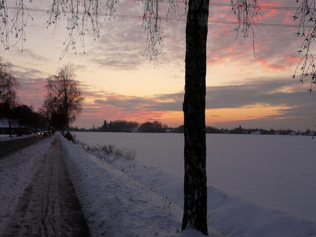 Ein wunderschöner, farbenprächtiger  Sonnenuntergang auf dem Weg nach Großburgwedel.