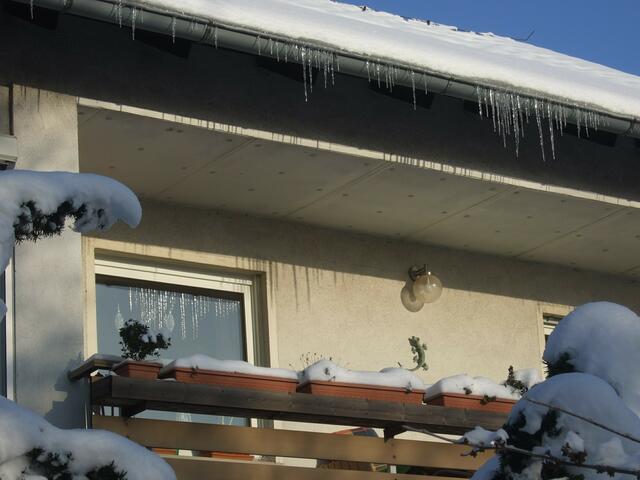 Eiszapfen mit Scheibenspiegelung