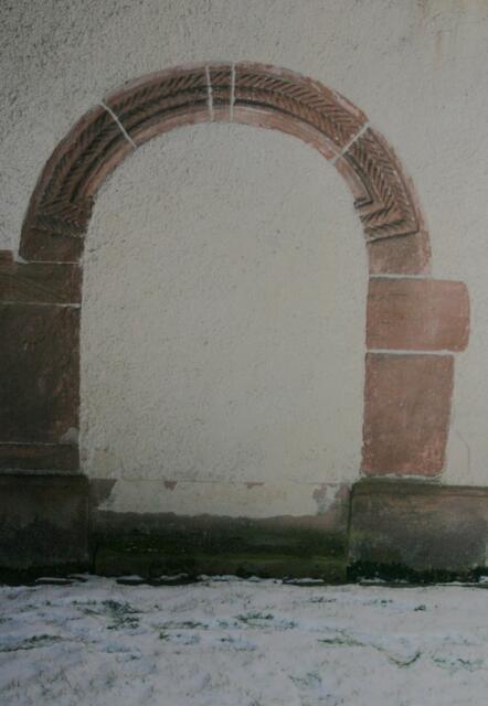 Romanisches Portal an der Nordwand der Kirche.