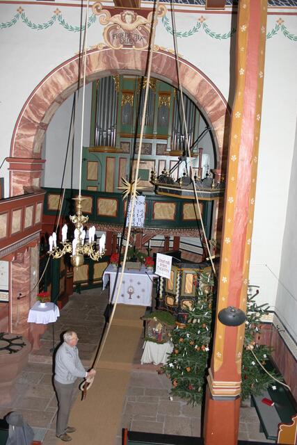 Drei Glockenseile im Kircheninneren