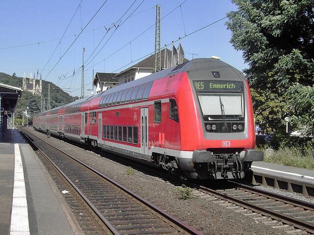 Eeendlich dann um 13:50 Uhr fuhr sein Zug Richtung Koblenz los, wo er falls alles klappt, in einer halben Stunde ankommen müsste. Der Zug fährt wohl jetzt auf der Höhe von Linz bei Remagen auf der anderen Rheinseite. | Foto: Wikimedia Qualle