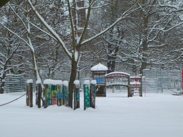 Schneebemützte Spielgeräte