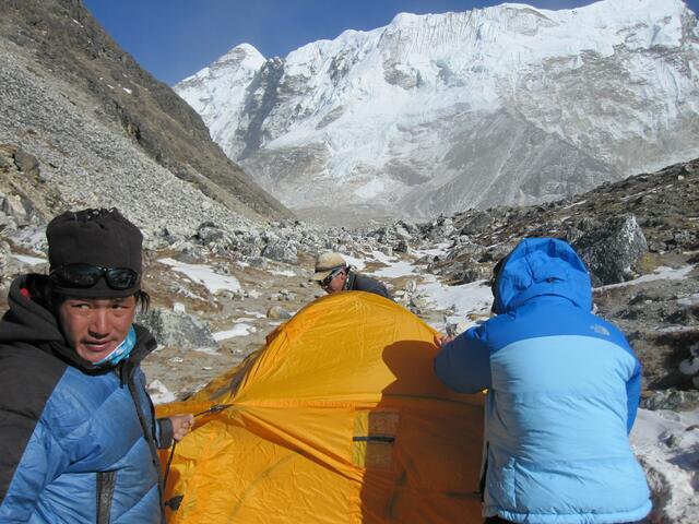 Beim Zeltaufbauen am Island Peak Base Camp