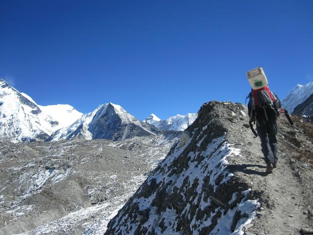 Auf einer Seitenmoräne des Gletschers unterwegs zum Island Peak