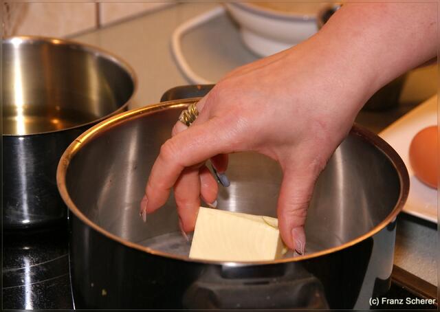Butter in einem Topf erhitzen...