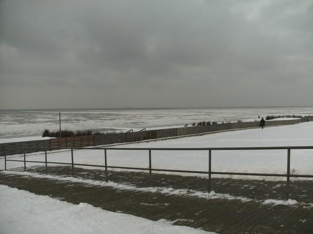 Schnee und Eis am Strand und von Wasser keine Spur