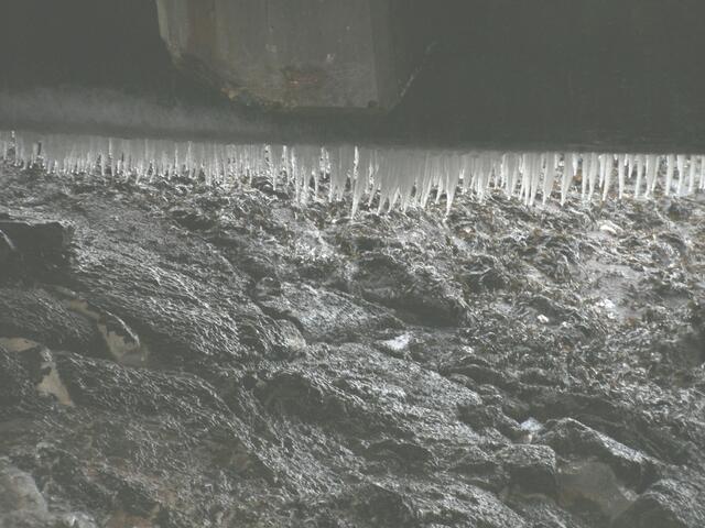 Keine Tropfsteinhöhle, sondern Eiszapfen unter einer Brücke