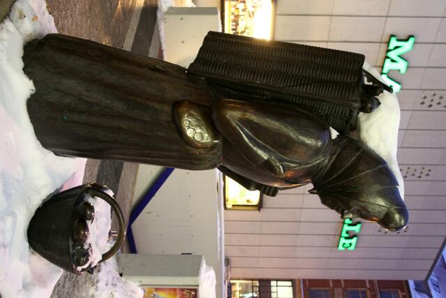 Karoline Duhnsen am Eingang der Markthalle