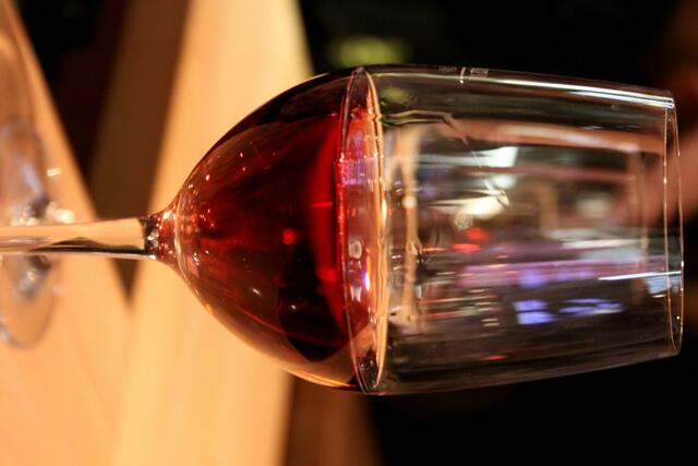 -- ein netter Plausch mit einem Glas Rotwein