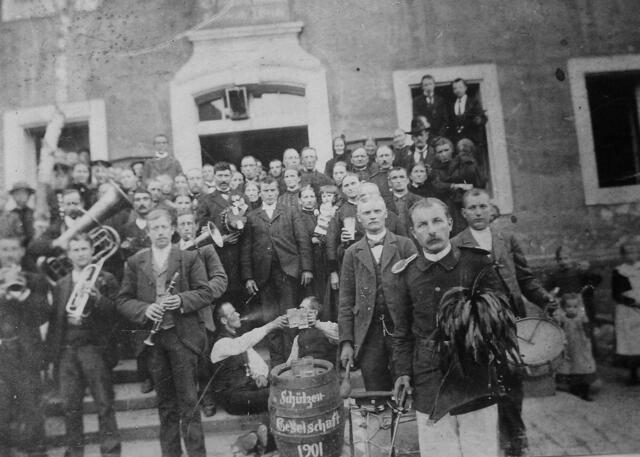 1901 - Schützengesellschaft vor dem Rathaus