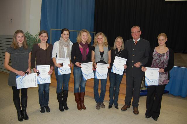 Nochmals die RSG-Mannschaft mit ihren Trainerinnen Johanna Aman (links neben Schantin) und Carolin Haller (rechts)