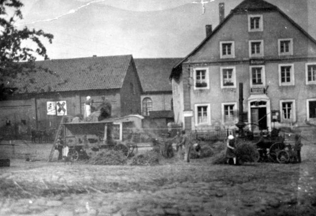 Dreschmaschine vor dem Rathaus