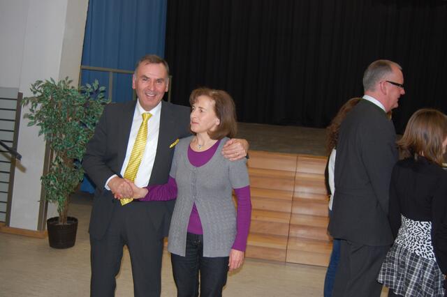 Karl-Heinz Wagner gratuliert Luise Winkler zum  3. Platz bei den Bayerischen Cross-Meisterschaften