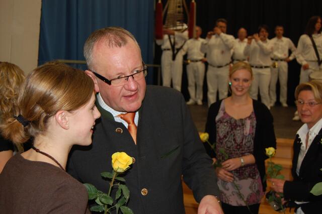 Bürgermeister Jürgen Schantin unterhält sich gut mit den Damen der Rhythmischen Sportgymnastik