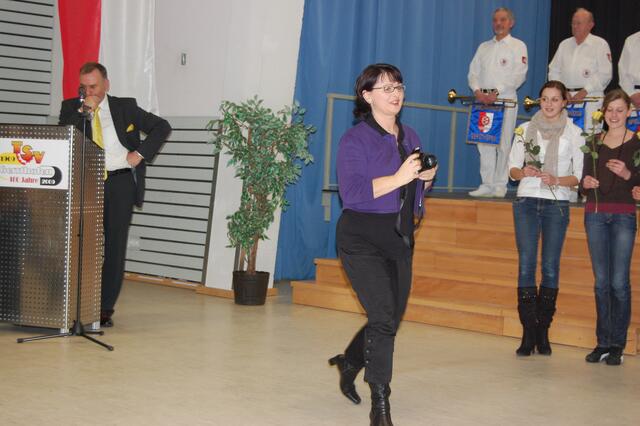 Und noch eine Fotografin: Abteilungsleiterin Gabi Sonnberger fotografiert ihre RSG-Damen, im Hintergrund links TSV-Präsident  Karl-Heinz Wagner