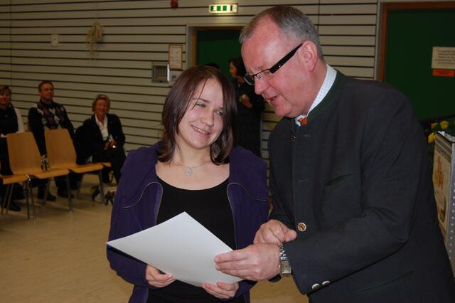 Claudia Taryne freut sich über die Auszeichnung für gute Leistungen im Stabhoch- und Weitsprung