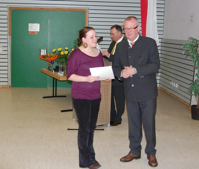 Ehrung für die Schwäbische Meisterin im Schwimmen Tamara Holzmann