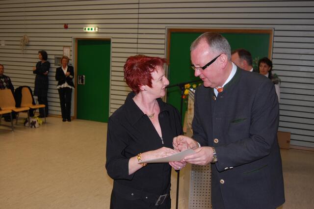 Renate Komander wurde als Bayerische Meisterin in Karate geehrt