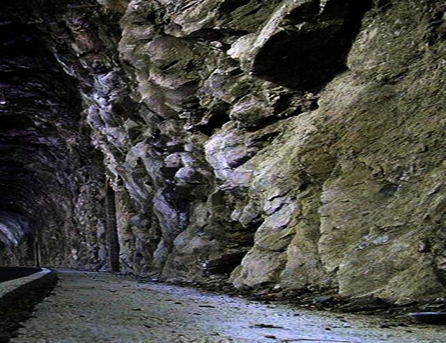 Wir fahren wohlgemut in einen Tunnel hinein. Im Tunnel wird es uns richtig unheimlich, denn er ist stockdunkel und ich habe immer das Gefühl, jetzt berühren wir gleich die Tunnelwand. Meine Mutter sitzt völlig verkrampft hinter dem Steuer | Foto: Luigi Chiesa