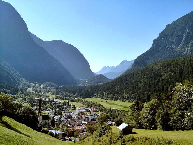 Zuerst ging es die Serpentinen hinunter nach Oetz. | Foto: Sönke Kraft aka Arnulf zu Linden     Wikipedia