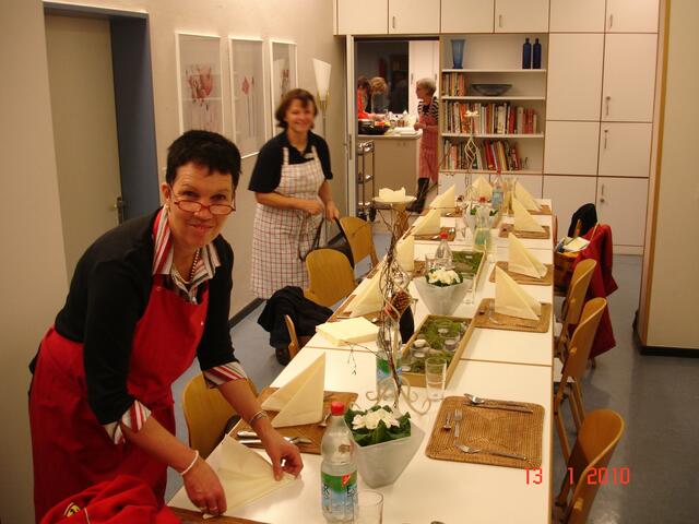 Der Tisch wird eingedeckt