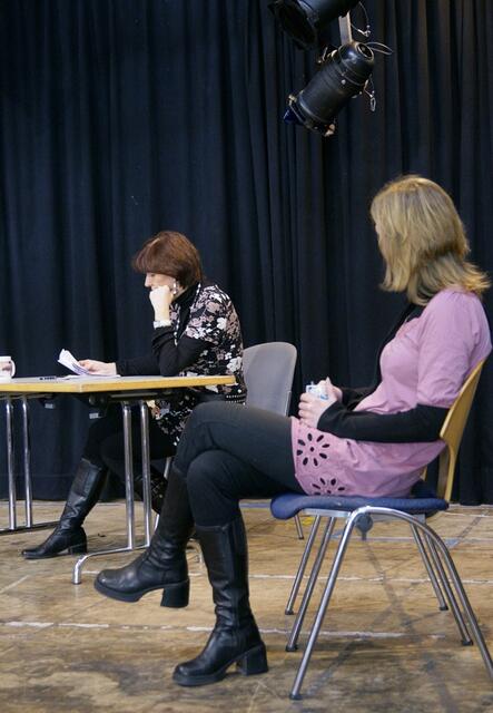 Die Anwältin Amanda Penworthy liest das Testament vor. Monica Henk hört gespannt zu (Probenfoto)