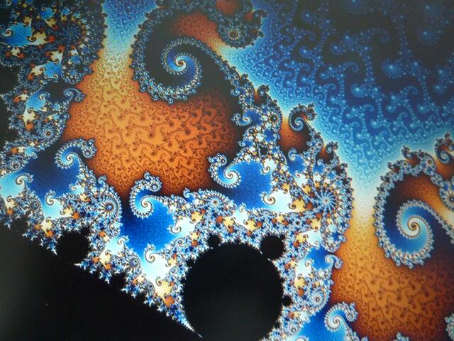 Computerexperimentell: Im Computergraphiklabor erzeugte "Apfelmännchen" (stets wiederkehrende Mandelbrotmenge). Quelle: Wikipedia.