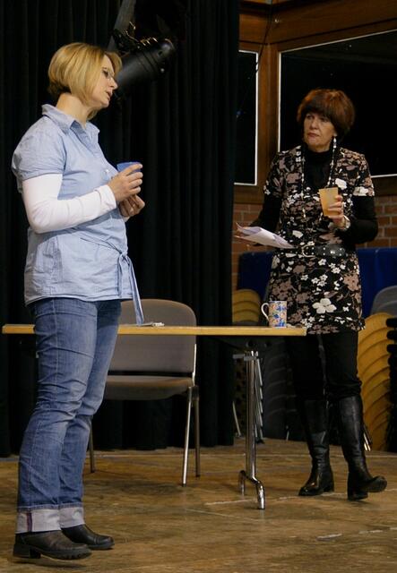 Die Schriftstellerin Ermyntrude Ash im Gespräch mit der Anwältin Amanda Penworthy (Probenfoto)