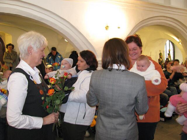 Frau Breuer vom Mehrgenerationenhaus Annaberg-Buchholz überreicht Blumen.