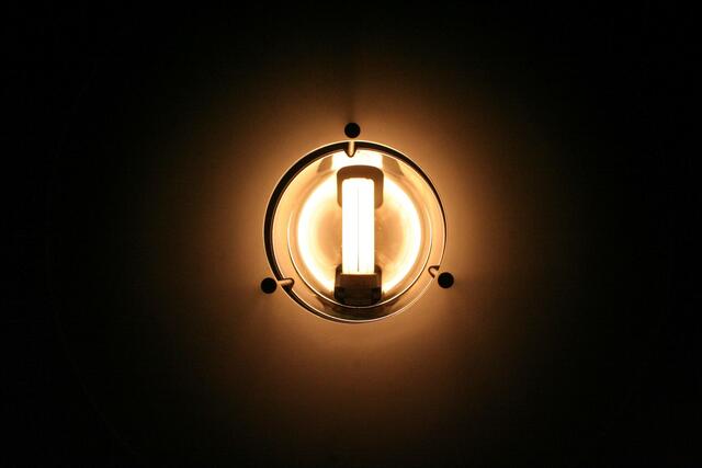 Leuchten 1. Hier an der Decke der Abflughalle.