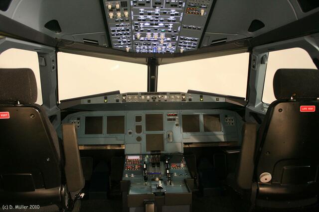 Dieser Flugsimulator ist die 1:1-Nachbildung eines Airbus-Cockpits. Leider war es zu spät, um ihn noch einmal anzuwerfen.
