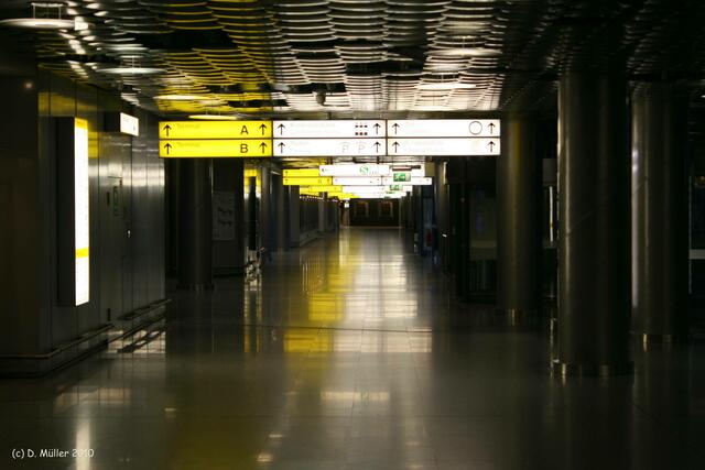 5.6 Mio. Passagiere - wo sind sie?? Dies ist der Gang zwischen Terminal B und C.
