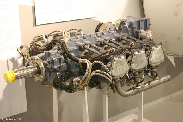 Ein 6-Zylinder-Boxer von Lycoming, 8.9 l Hubraum, 378 PS bei 3400 min-1. Zwei von dieser Sorte trieben die Dornier DO-28 Skyservant an.