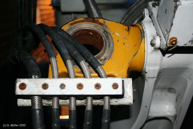 Hydraulik am Fahrwerk.