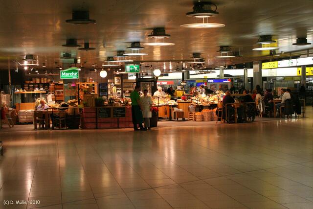 Markthalle in der Abflughalle.