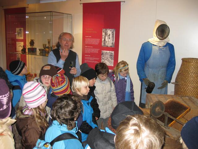Hermann Plöckl und Schüler der Klasse 2 der VS Griesbeckerzell Sonderausstellung Kostbares