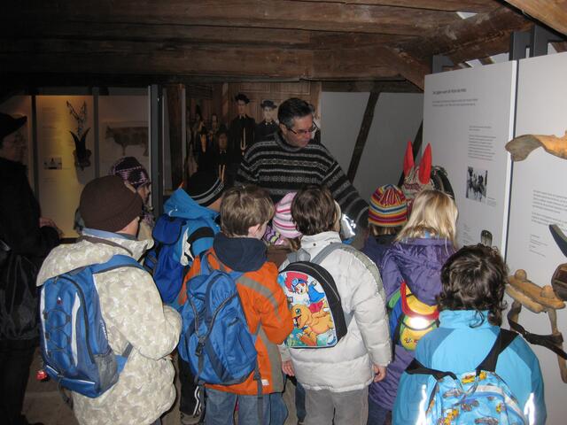 Führung 2. Klasse der Schule Griesbeckerzell durch Horst Lechner Bereich Landwirtschaft.jpg