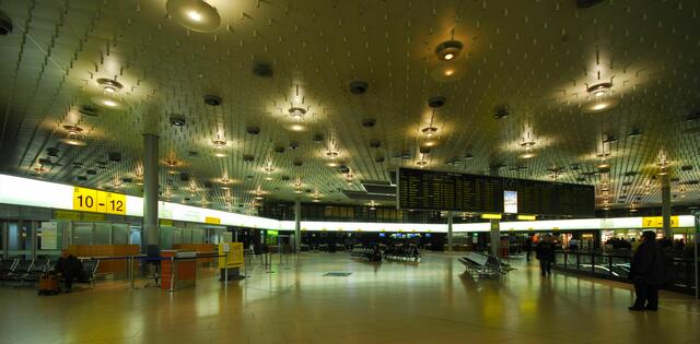 blick ins fast menschenleere terminal