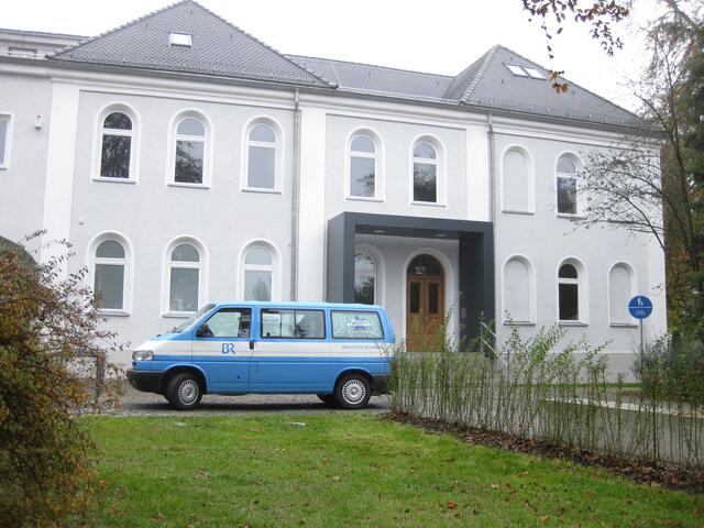 Stadtmuseum Außenaufnahme mit BR-Wagen