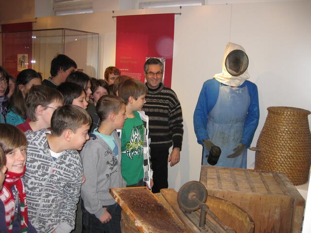 Führung Klasse 6f der Realschule Aichach durch Horst Lechner Sonderausstellung Kostbares Wachs