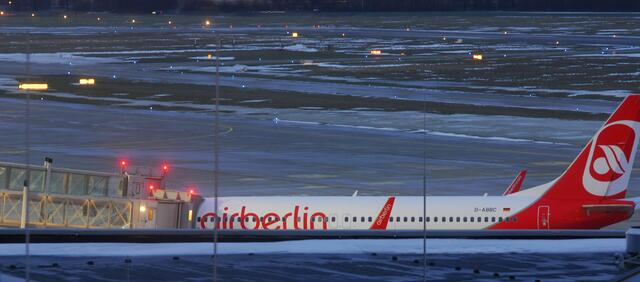 halbes Flugzeug am Terminal.....