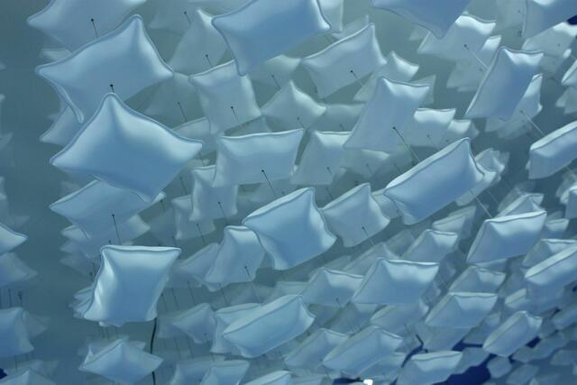 Hier sind die Wolken aus kleinen Kissen gemacht