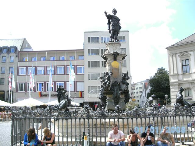 Augsburger Rathausplatz mit Statue des Stadtgründers Octavian (Augustus)