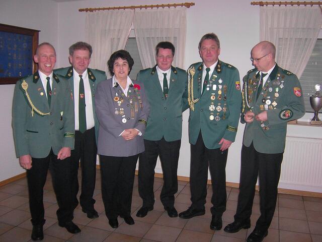 Verdienstnadel in Gold des DSchüB für 40 Jahre: v.l.: Hartmut Kuhlmann, Heinrich Warnecke, Sigrid Spintge, Reinhard Linkert, Heinz-Henning Feise, Andreas Ruhnke. Es fehlt Dr. Hermann Wietgrefe
