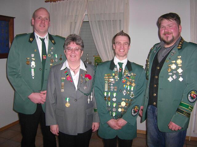 Verdienstnadel des NSSV in Silber für 15 Jahre. v. l.: Frank Nordmeyer, Petra Howorek, Daniel Schatz, Gregor Chwila. Es fehlt Jennifer Siebert