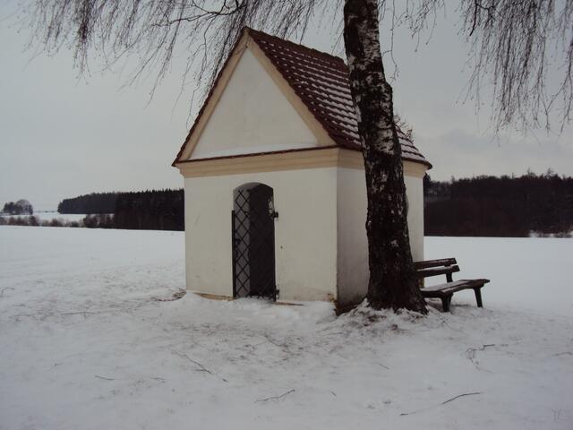 .. an der Kapelle in Nornheim ist es momentan etwas kalt, aber immer Sommer kann man hier schön den Sonnenuntergang beobachten