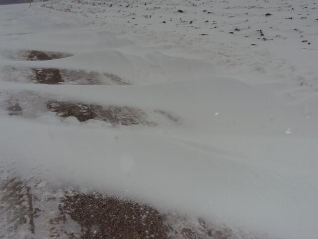 .. auf freiem Feld pfeift ein scharfer Wind und erzeugt Schneewehen