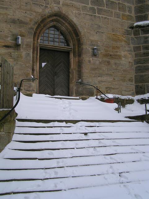 Fußspuren zum Kirchenportal....